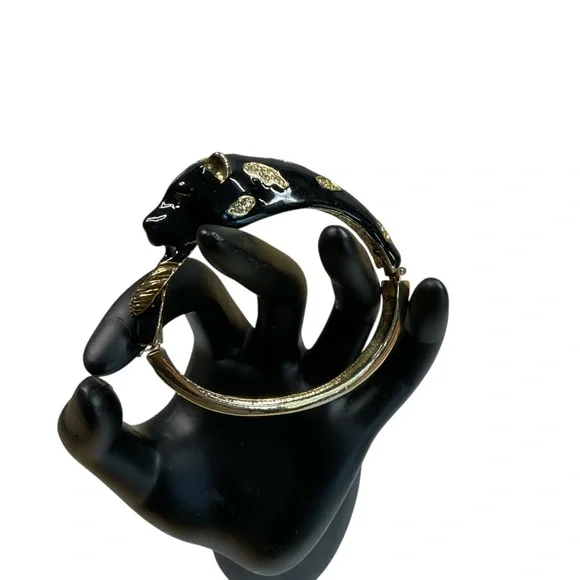 Vintage Black and Gold Enameled Panther Leopard Hinged Closure Bangle Bracelet - Picture 4 of 12